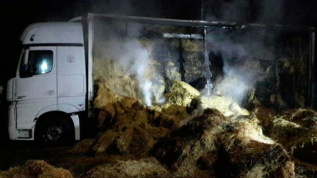 Na Znojemsku hořel kamion se slámou, škoda je milion